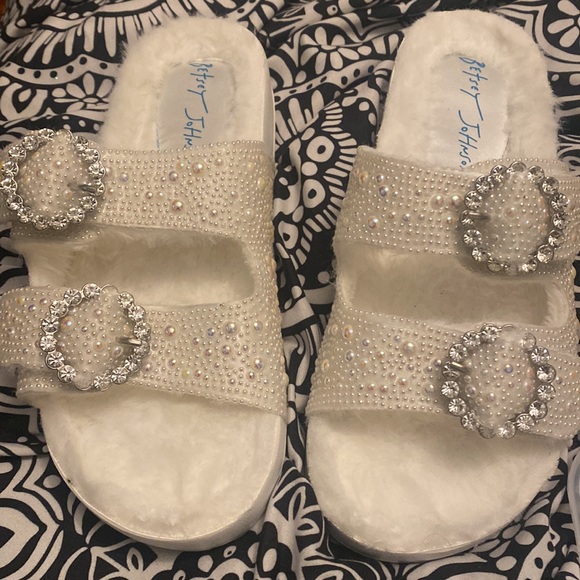 New Betsey Johnson Pearl Slide. Never worn. Size 6 - Picture 4 of 4
